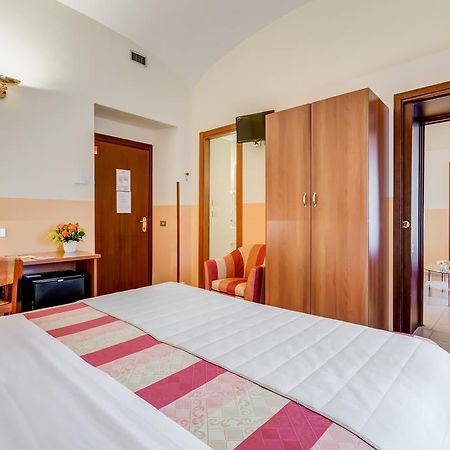 Domus Carmelitana Hotel Rome Exterior photo